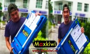 Diễn viên Kiều Minh Tuấn và xe đẩy hàng 4 bánh gấp gọn