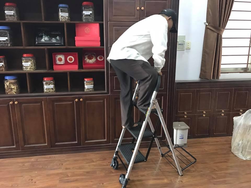Xe đẩy hàng kết hợp thang xếp gấp gọn