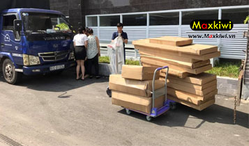 Hoạt động vận chuyển hàng hóa tại xưởng Maxkiwi